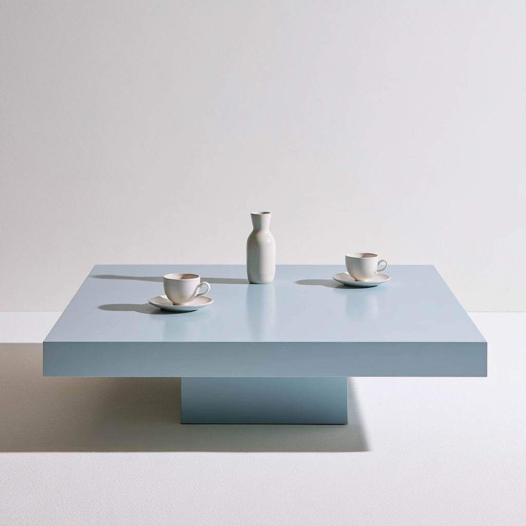 Table basse aux lignes épurées, coloris bleu clair et blanc
