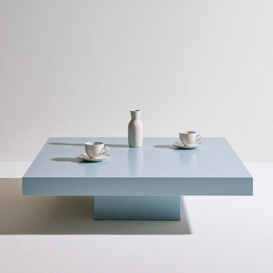 Table basse aux lignes épurées, coloris bleu clair et blanc